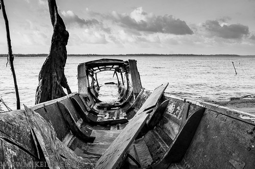Pirogue abandonnée sur les rives du Maroni, Guyane by Mickael Berteloot