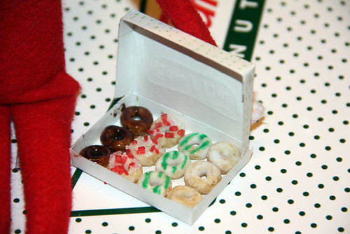 Donuts_Closeup-of-Box