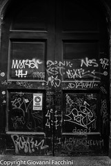 Portoni, graffiti ed altro