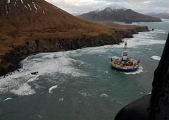 鑽油船庫魯克號2013年1月1日因風浪導致擱淺於阿拉斯加錫特卡利達克島外（照片由Zachary Painter二級士官拍攝，照片提供：美國海岸防衛隊）