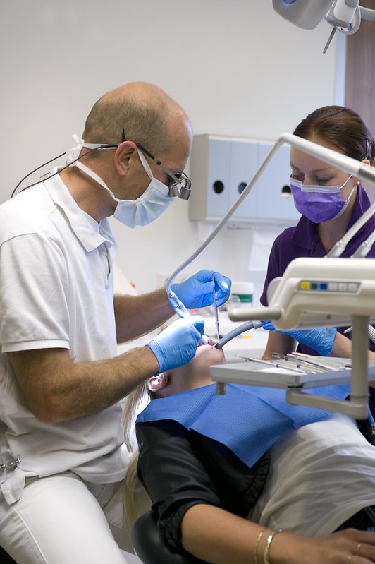 Tandarts controleert het gebit van een patiënt