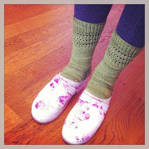 So happy with my knitted socks:) Così felice con le mi calze fatte a maglia:)