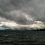La lluvia avanza sobre el Lago Calafquén