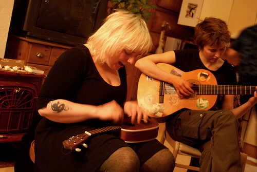 jennae\'s got a ukulele! *sing*