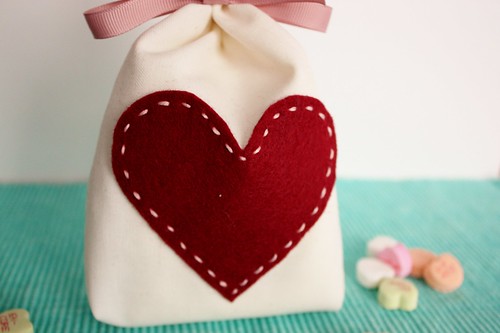 DIY-muslin-valentines-day-treat-bag