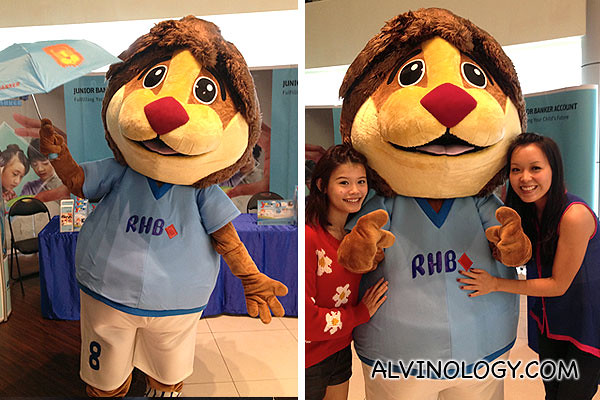 The RHB lion with two omy Blog Club bloggers 