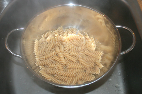 17 - Nudeln abgießen / Drain noodles
