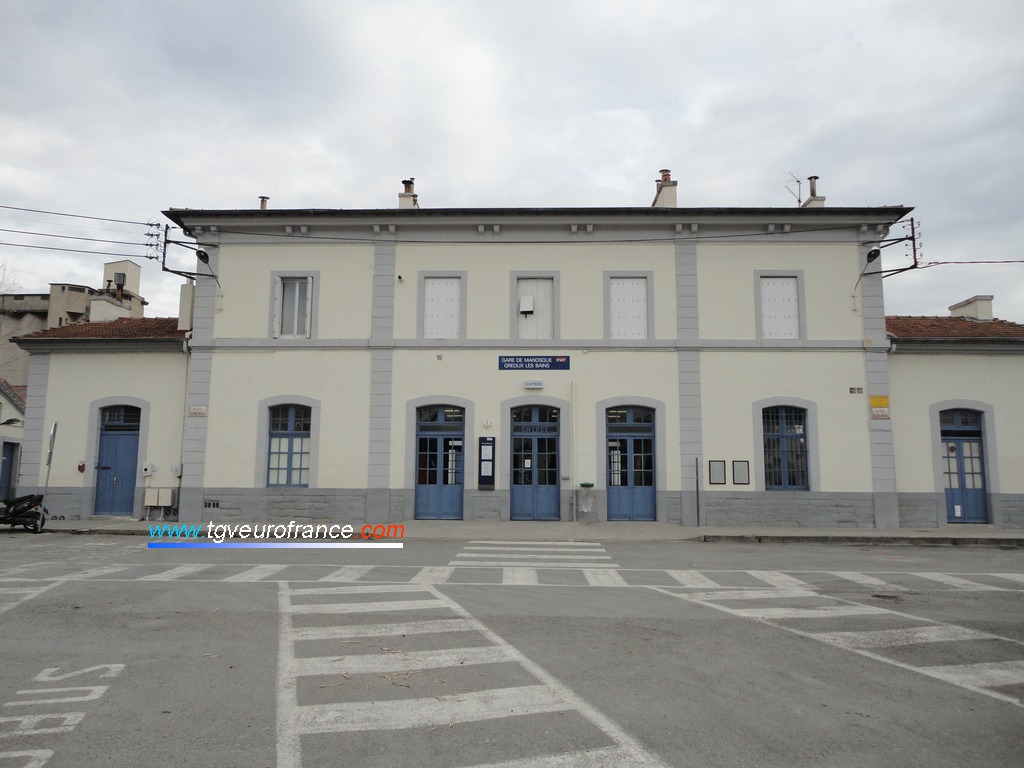 Vue de la façade principale de la gare SNCF de Manosque