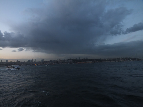 Isztambul naplemente viharral