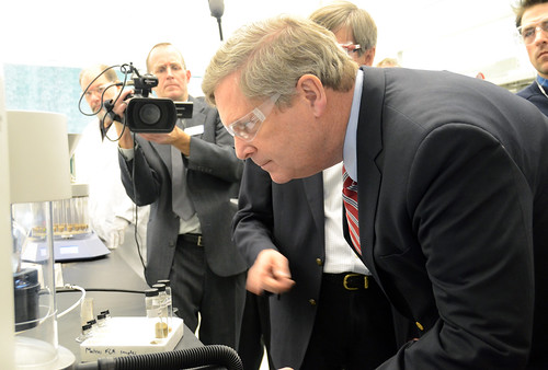 Agriculture Secretary Tom Vilsack tours Renmatix's state-of-the-art bioindustrial facility at Renmatix headquarters in King of Prussia, PA on Friday, Jan. 11, 2013, and to commission the company’s new multiple-feedstock processing BioFlex Conversion Unit. Photo property of Renmatix.
