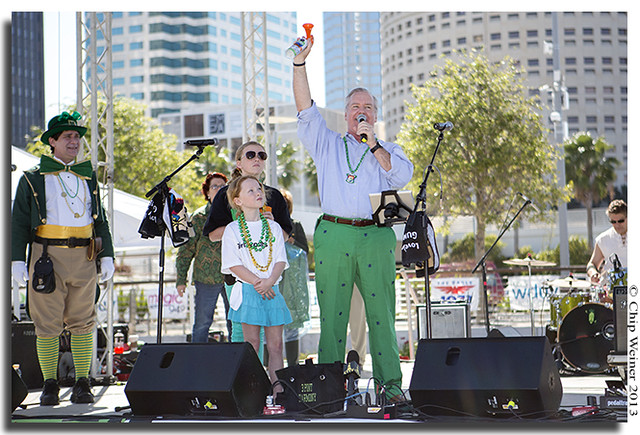 Mayor Bob Buckhorn along with his two daughters gives the signal to start the greening of the Hillsborough River