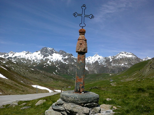 The iron cross atop Col de la Croix de Fer. Photo: Steven Herrick