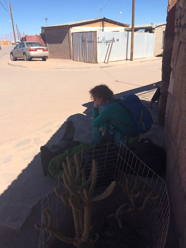 San Pedro de Atacama: à la porte depuis 40 minuntes car personne n'est là pour nous ouvrir ;)
