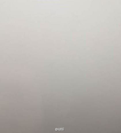 空污霧鎖天安門城樓，徐昕攝。轉載自作者微博。