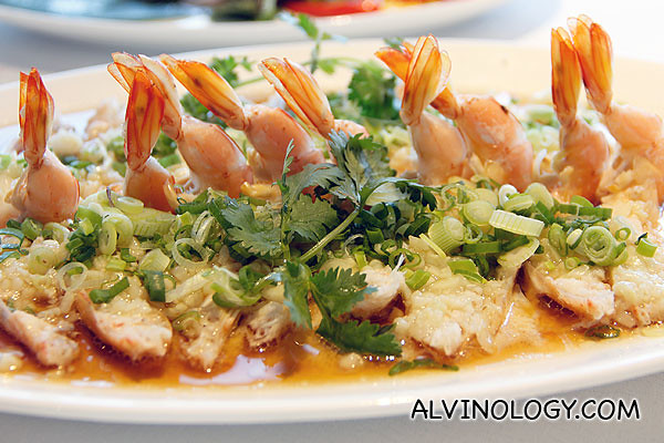 金银蒜蒸生虾 Steamed, live prawns, minced garlic (Market price)