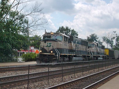 Eastbound BNSF Railway freight train.  Brookfield Illinois.  August 2007. by Eddie from Chicago