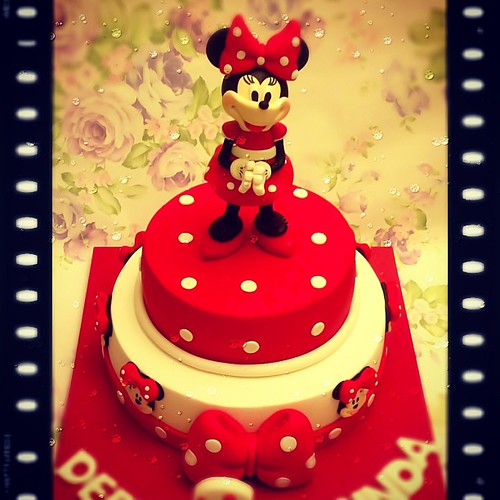 Haftanın yine en buyuk boy Minnie Mouse'u...❤  Bu figür aynı zamanda 4 Subat'taki modelleme egitiminde calisacagimiz Minnie figuru... #burcinbirdane #minnie #minniemouse #minniemousecake #disney #red #polkadot #birthday