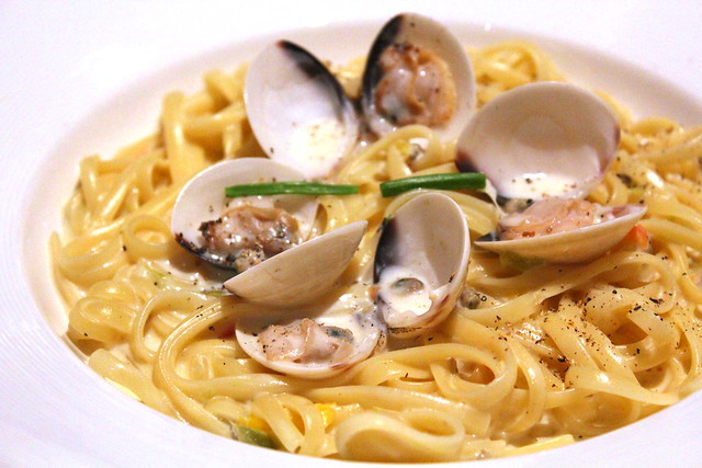 Liguine alle Vongole noodles with littleneck clams in cream sauce and parsley
