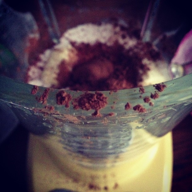 Coconut milk, banana, nut butter (cashew) and raw cocoa to start the day 