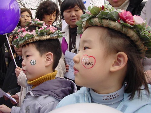 이라크 파병 반대 비상국민행동이 주도한 2003년 2월 15일 서울에서 열린 집회에 참여한 어린이