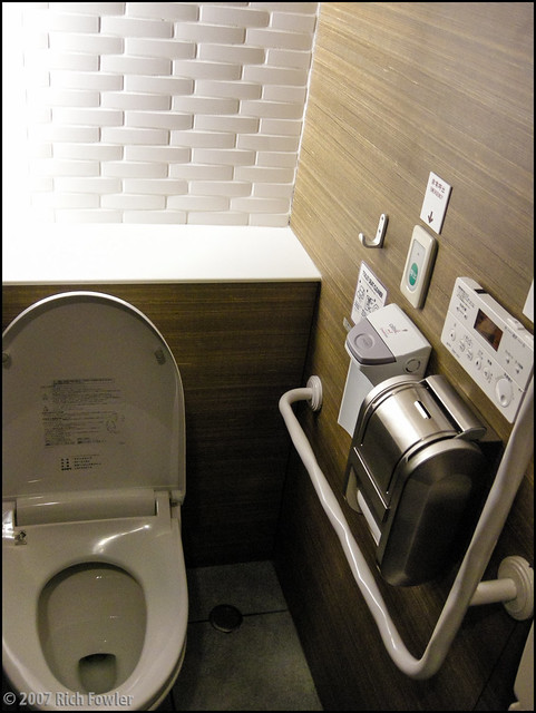 Inside Oasis@Akiba (Japanese Toilets Are Fun!)