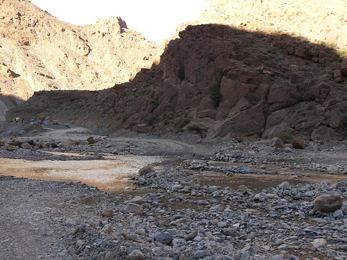 Un río en mitad de la carretera (Atlas Medio, Marruecos)