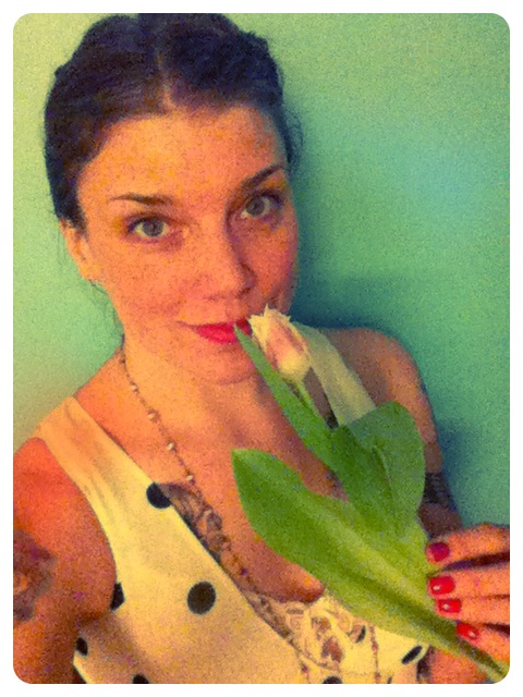Med en enkel tulipan, på bemärkelsedan! Kvinnodagen ger mig vårkänslor! 