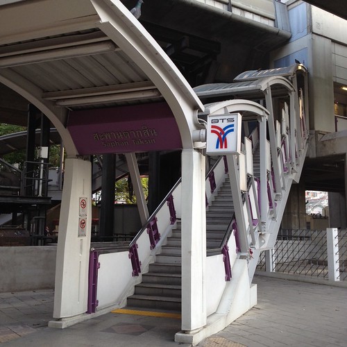 BTSのサパーンタークシン駅 by haruhiko_iyota 
