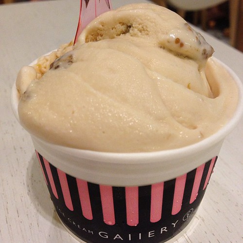 Single scoop of ice cream with 2 flavours: Earl Grey & Fig and Salted Caramel & Almond #love #yum