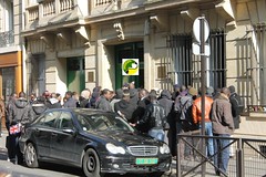 Des Mauritaniens de France cherchant à se faire recenser devant leur ambassade à Paris. Photo A. Diagana/Kassataya