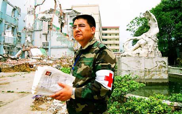 Chen Guangbiao rendering help at the Sichuan earthquake site 
