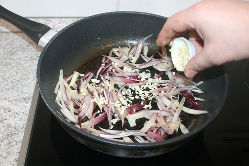 28 - Zwiebeln & Knoblauch andünsten / Braise onion & garlic lightly
