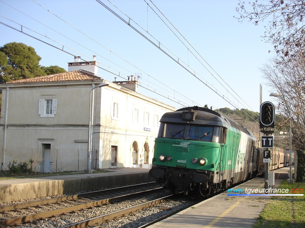 Une locomotive BB 67400 FRET SNCF en gare de Saint-Chamas