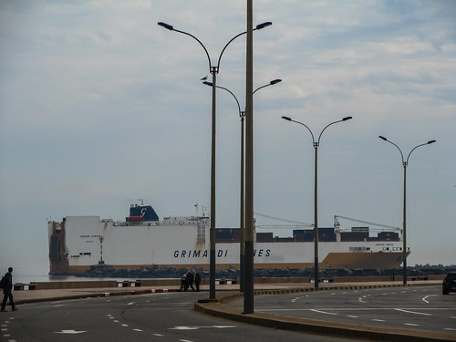 Montevideo: cargo en vue passant derrière l'autoroute ! ;)