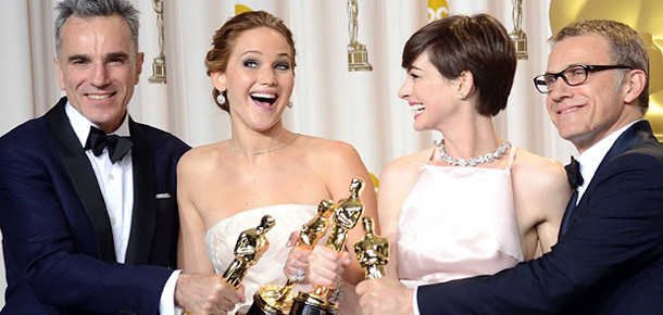 Daniel Day-Lewis, Jennifer Lawrence, Anne Hathaway e Christopher Waltz comemoram seus prêmios