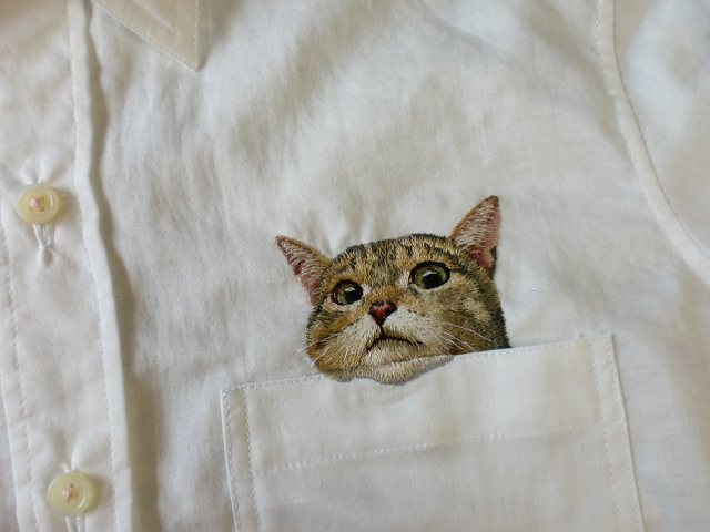 かなりリアル！ : これは欲しい！ポケットから顔を出す猫の刺繍シャツが可愛すぎる！ - NAVER まとめ