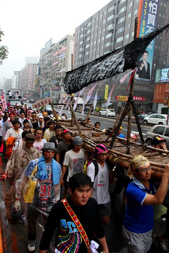 阿美族傳統竹筏 航進台北街頭 攝影者:李采薇