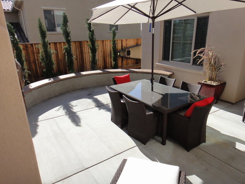 Courtyard Style Patio & Seating Wall