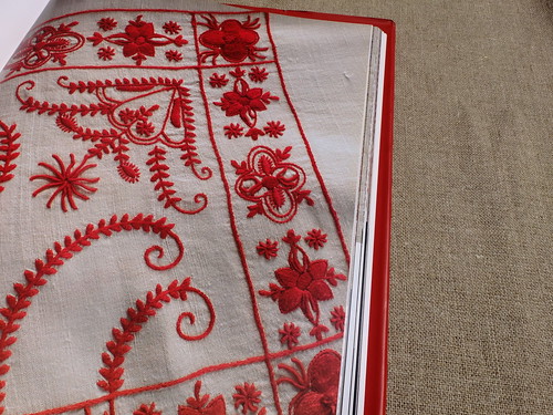 Guimarães embroidery in red