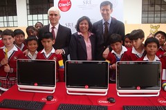 Donación de computadoras a Escuela “Benito Juárez” por empresa mexicana CLARO en Quito, Ecuador.