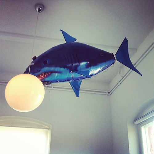 Dagens mindfuck: den radiostyrda heliumfyllda hajen som juryn leker med. #travelhack2013 z