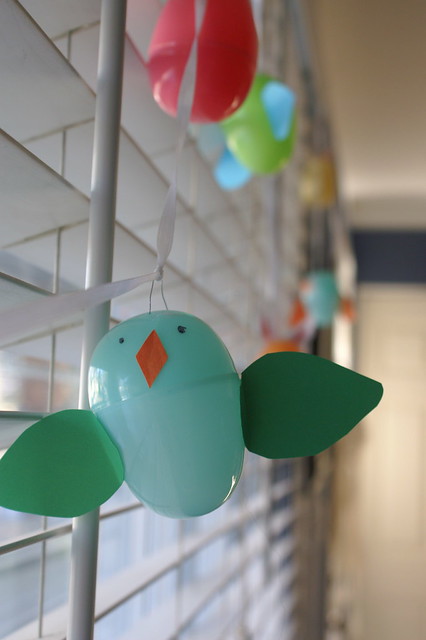 I made this cute Easter garland with things I had around the house: plastic eggs, construction paper and a little glue. 