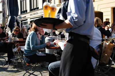 Die biertrinkenden Deutschen oder sitzen wir schon längst im globalen Kulturcafé? (Bild: Anja Müller / pixelio.de)