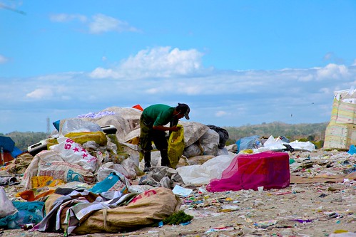 Philippines - Waste picker in Patayas, Manila