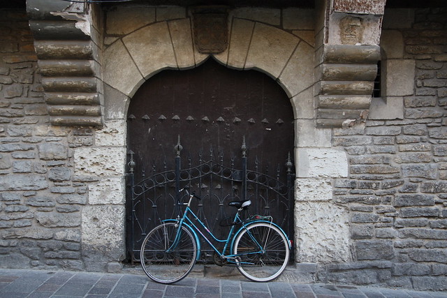 Bici en puerta medieval