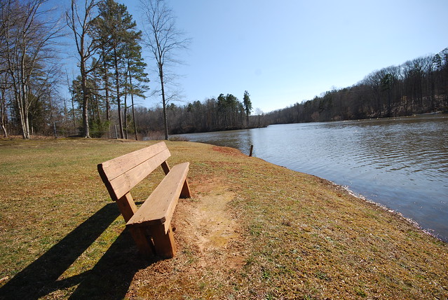 Private waterfront bench for Cabin 6 at Twin Lakes State Park