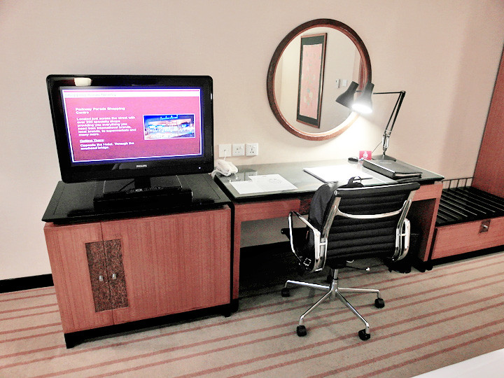 grand mercure roxy hotel tv and desk