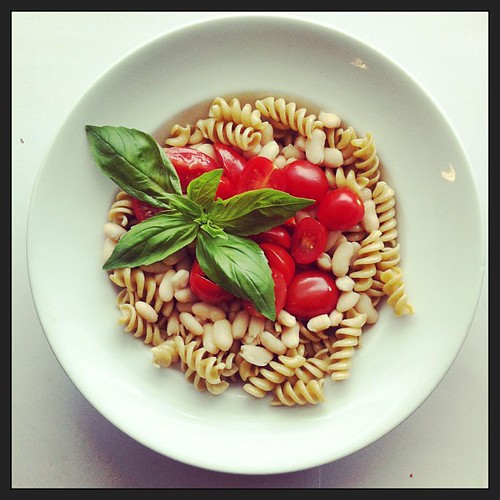 Tomatoes, cannellini beans, whole grain fusilli pasta, basil, vegetarian, vegan, salad by Salad Pride