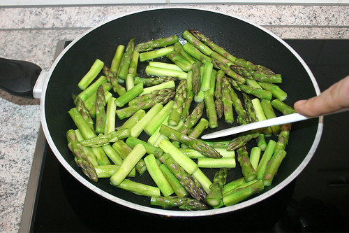 20 - Grünen Spargel kurz anbraten / Stir-fry green asparagus