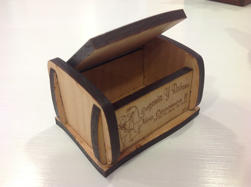 cajita de madera personalizada con vuestra invitacion de boda en asturias